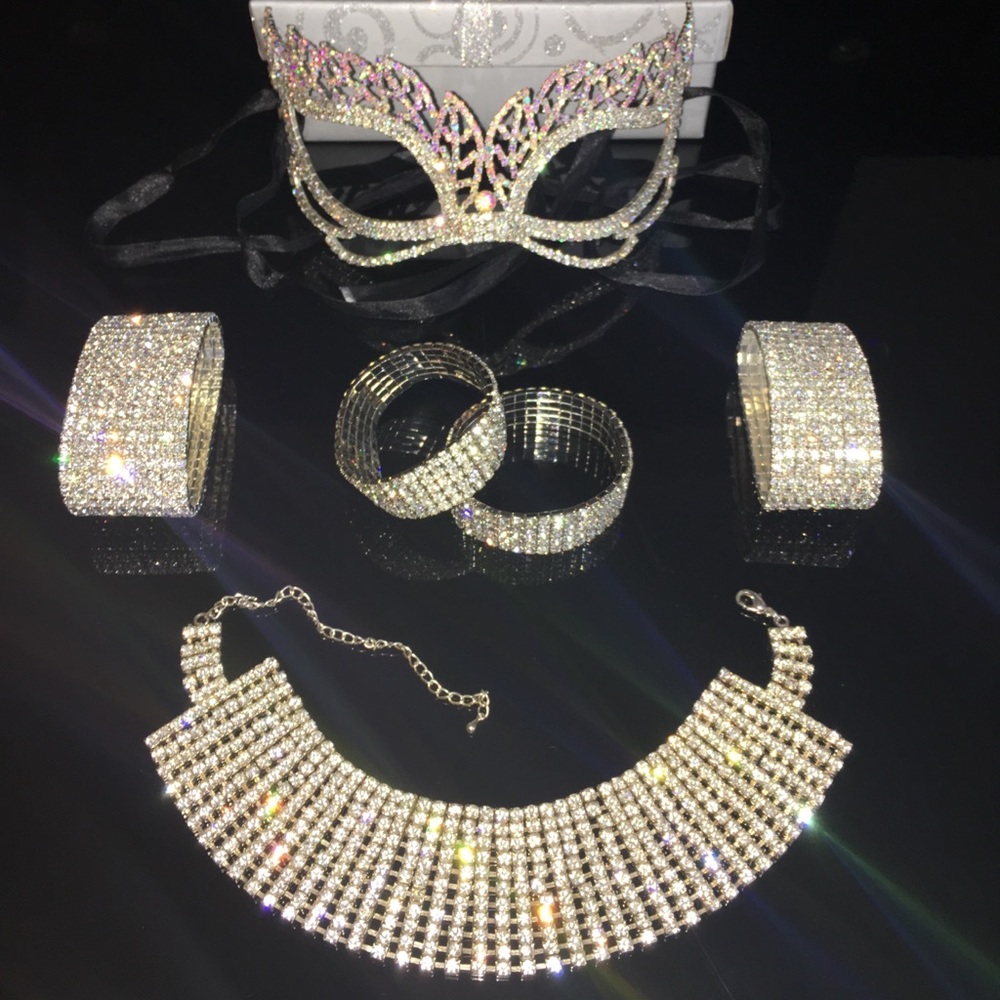 Beautiful rhinestone crystal masquerade mask set